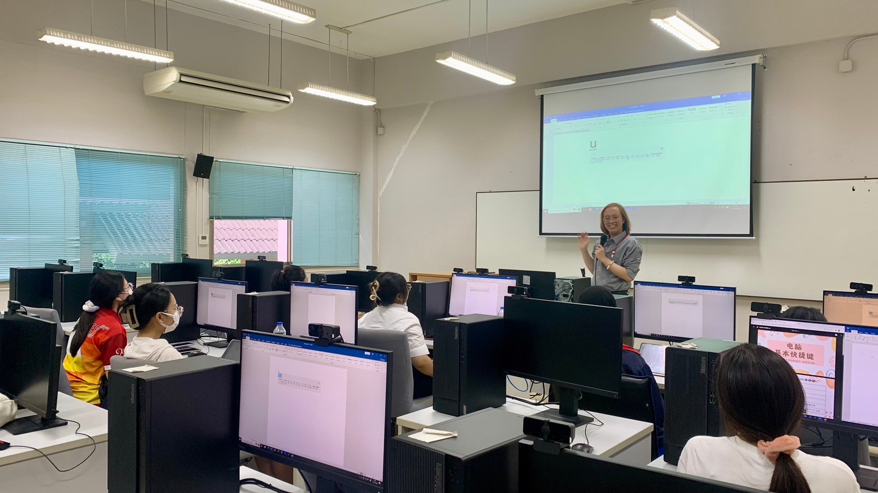 สำนักวิชาจีนวิทยาจัดอบรมทักษะการใช้คอมพิวเตอร์พื้นฐานให้แก่นักศึกษาชั้นปีที่ 4 และกิจกรรม Job Roadshow จากบริษัทชั้นนำ