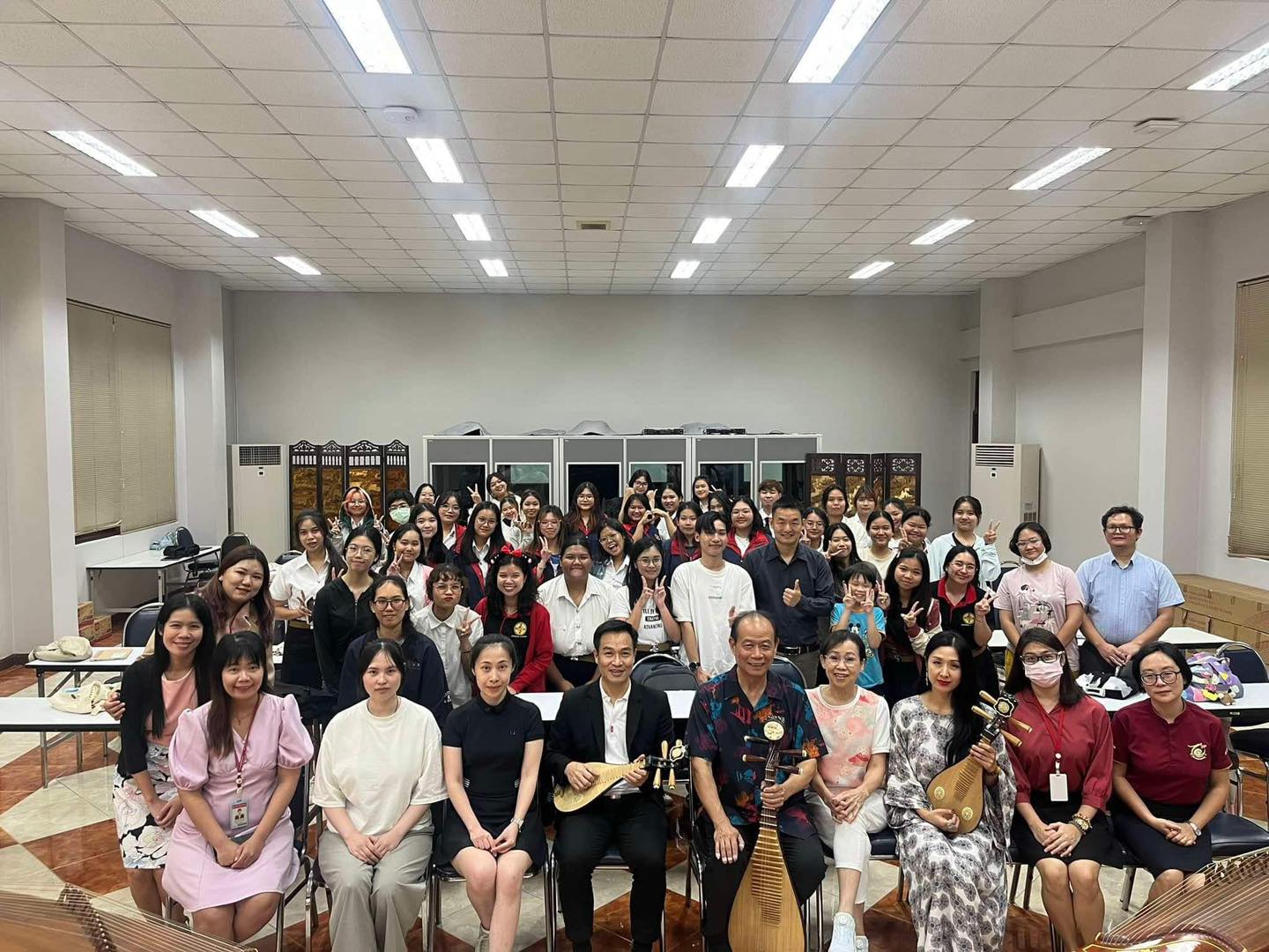 อบรมทักษะการบรรเลงดนตรีจีนและทักษะการขับร้องบทเพลงจีนโดย Hong Kong LingNan Orquesta 