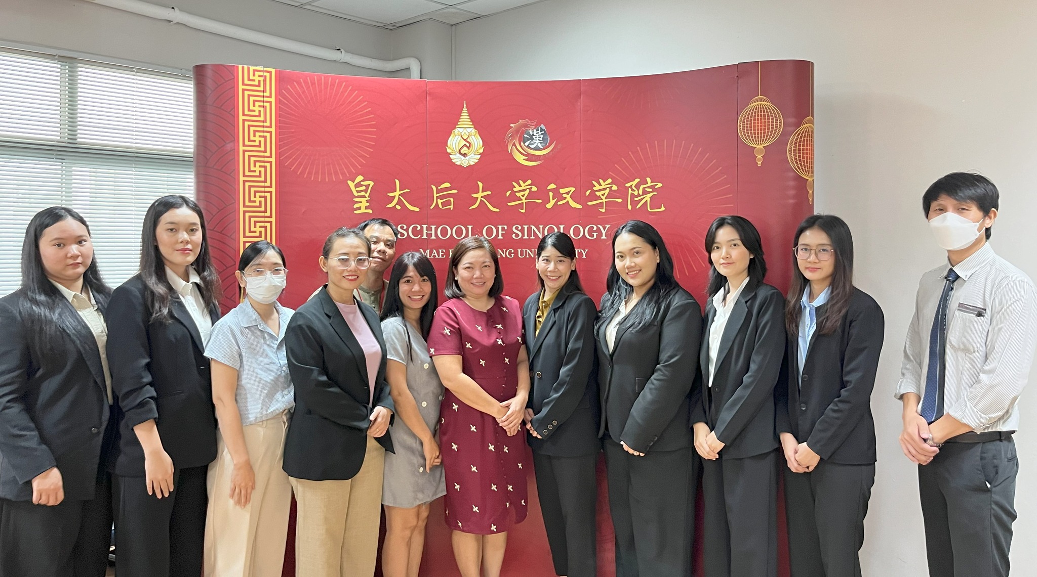 สำนักวิชาจีนวิทยา มหาวิทยาลัยแม่ฟ้าหลวง ให้การต้อนรับบริษัท ซีพี แอ็กซ์ตร้า จำกัด (มหาชน) เพื่อประชาสัมพันธ์โครงการพัฒนาผู้นำของ CP AXTRA Makro Lotus’s