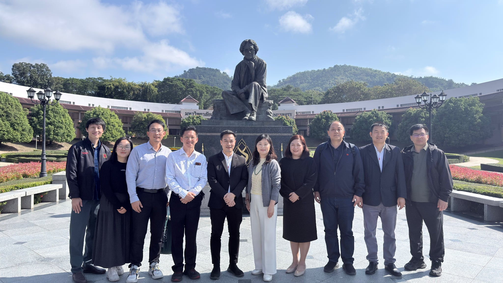 เมื่อวันที่ 19 ธันวาคม 2568 สำนักวิชาจีนวิทยา มหาวิทยาลัยแม่ฟ้าหลวง นำโดยอาจารย์ ดร.ธีรภาพ ปรีดีพจน์ คณบดีสำนักวิชาจีนวิทยา ให้การต้อนรับ คุณหยาง เหวยเจิน รองประธานผู้จัดการใหญ่ พร้อมด้วยคณะผู้บริหารจาก บริษัท เพ๊ง เชิน เทคโนโลยี (ประเทศไทย) จำกัด 