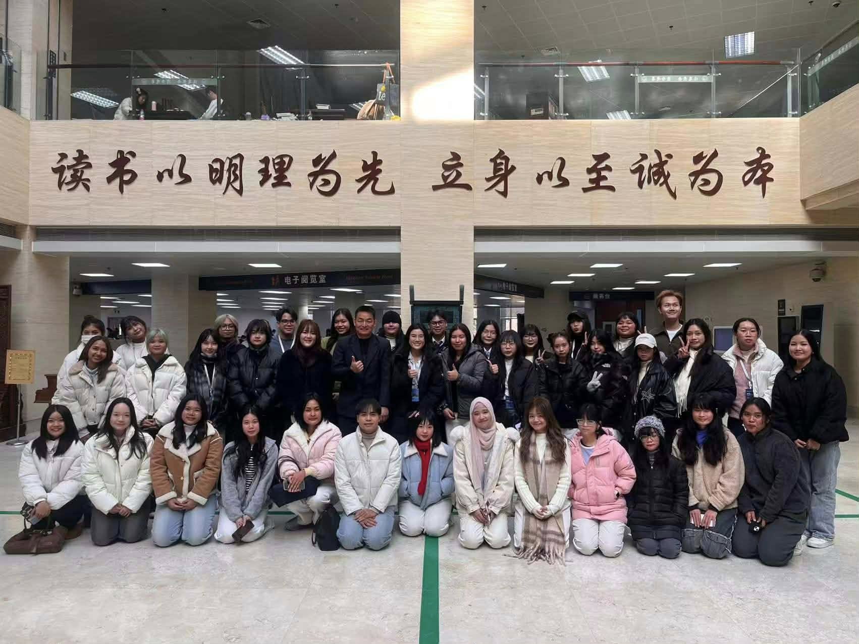 นักศึกษาสำนักวิชาจีนวิทยาจำนวน 41 คน เข้าร่วมโครงการศึกษาภาษาจีนระยะสั้น ภาคฤดูหนาว ประจำปี 2568  (Winter Program) ระหว่างวันที่ 7–21 ธันวาคม 2568 ณ Dongbei University of Finance and Economics (DUFE) เมืองต้าเหลียน สาธารณรัฐประชาชนจีน