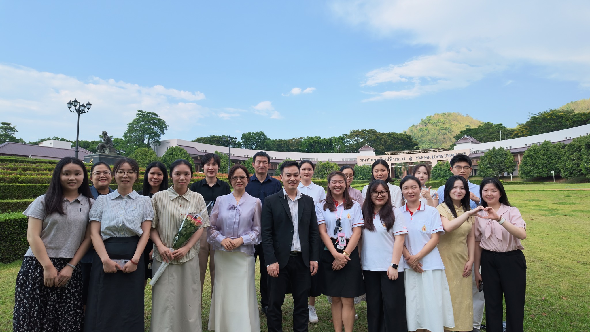 สำนักวิชาจีนวิทยา ขอแสดงความขอบคุณอย่างยิ่งต่ออาจารย์อาสาสมัครชาวจีนทุกท่าน ที่ได้เสียสละเวลา แรงกาย และแรงใจในการถ่ายทอดความรู้ภาษาและวัฒนธรรมจีนให้แก่นักศึกษา สำนักวิชาจีนวิทยา 